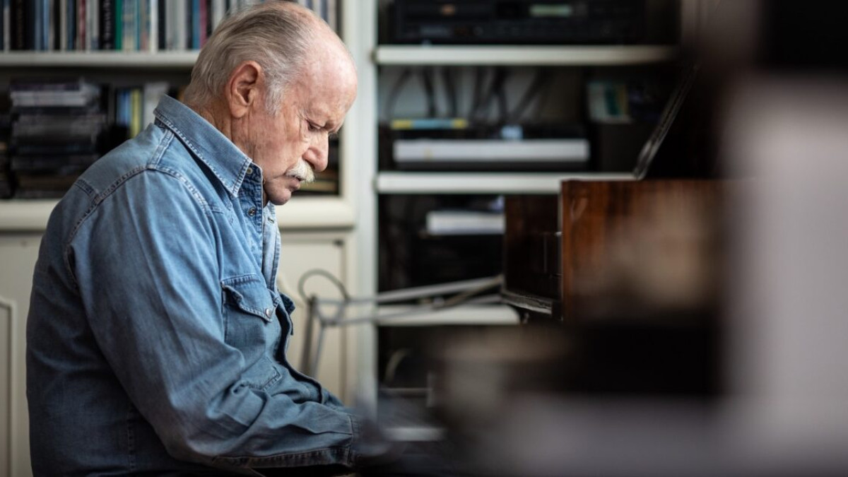 “Dio preferisce circondarsi di persone buone e intelligenti che di figli di puttana, non capisco perché sono ancora qui”, addio a Gino Paoli, burbero e inquieto cantautore che ha sempre cercato la poesia